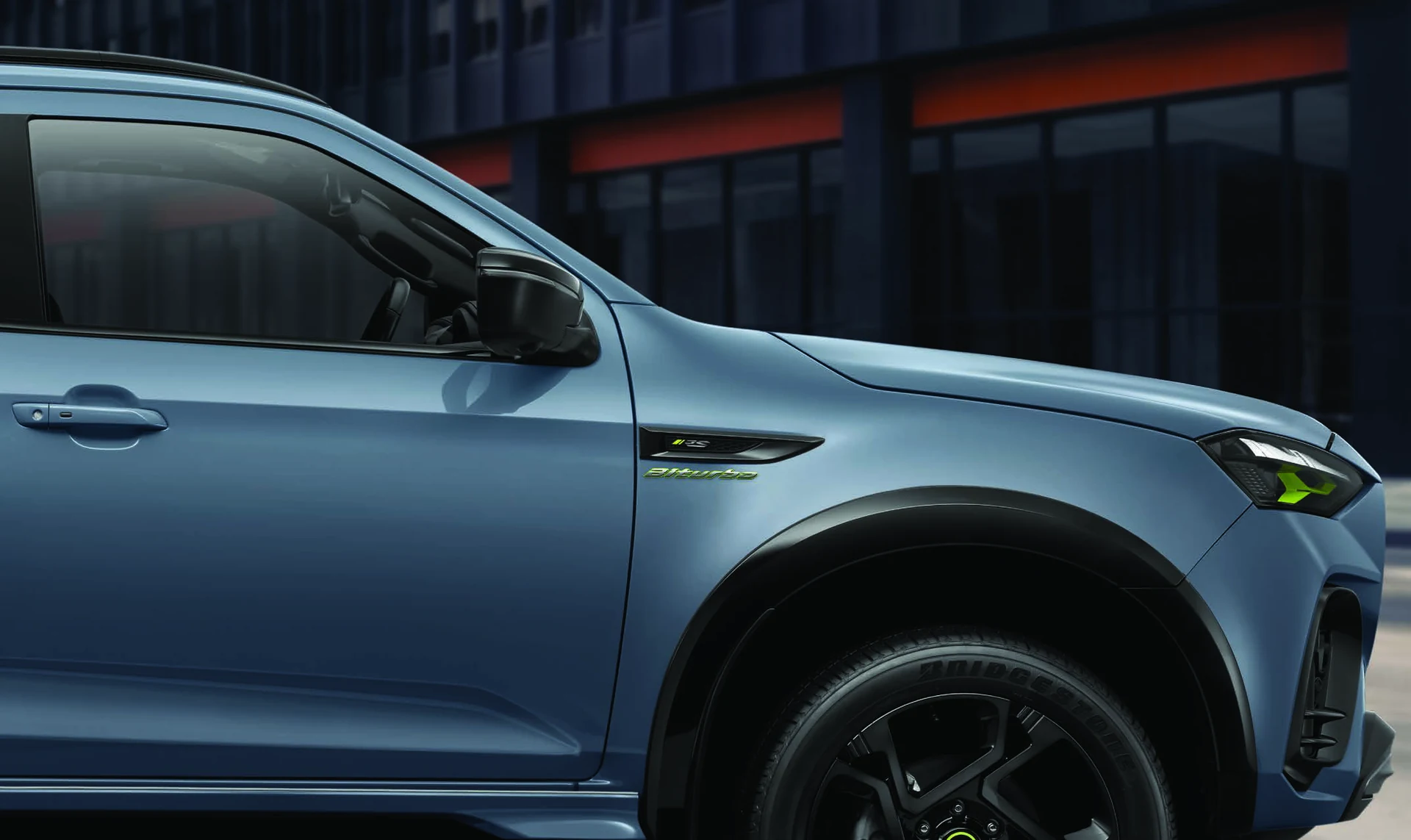 รายละเอียด Biturbo Badge และดีไซน์ด้านข้างรถ MU-X RS