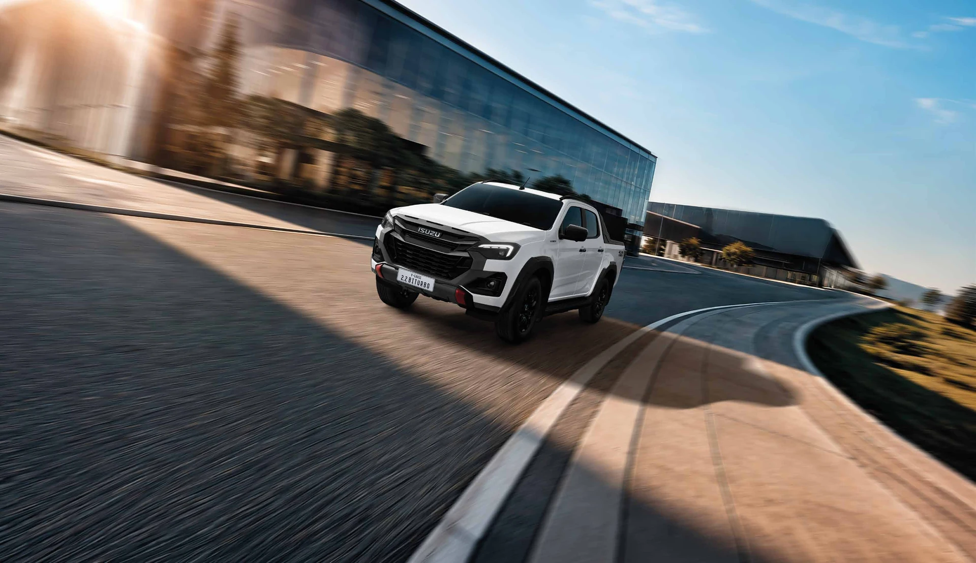 ISUZU V-Cross ขับบนถนน ประกอบการนำเสนอระบบช่วยเหลือผู้ขับขี่