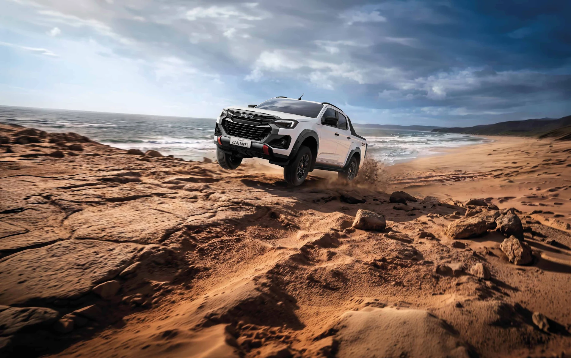 ISUZU V-Cross ขับบนชายหาด พร้อมดีไซน์กระจังหน้าและกันชน Armor Design