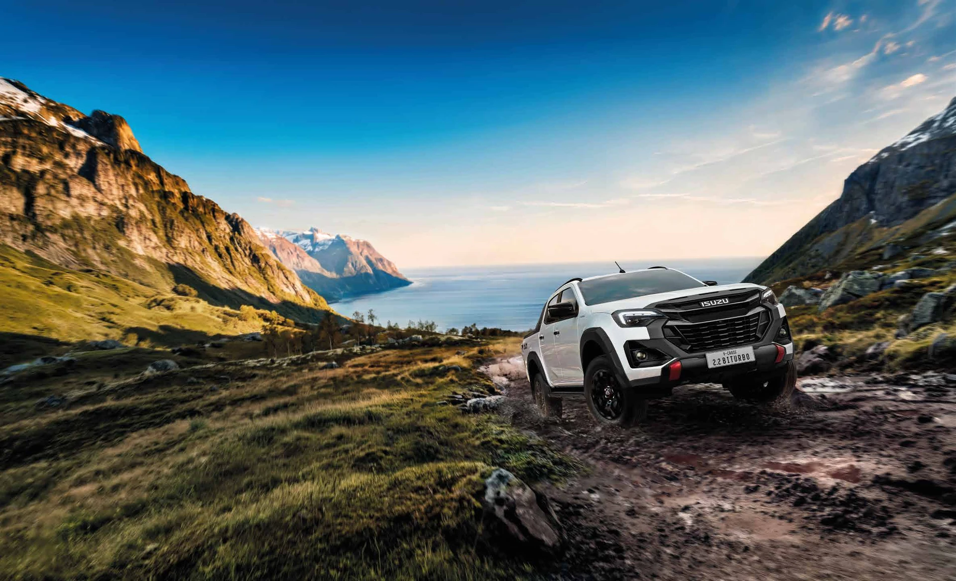 ISUZU V-Cross 4x4 สีขาว บนเส้นทางออฟโรดริมภูเขา